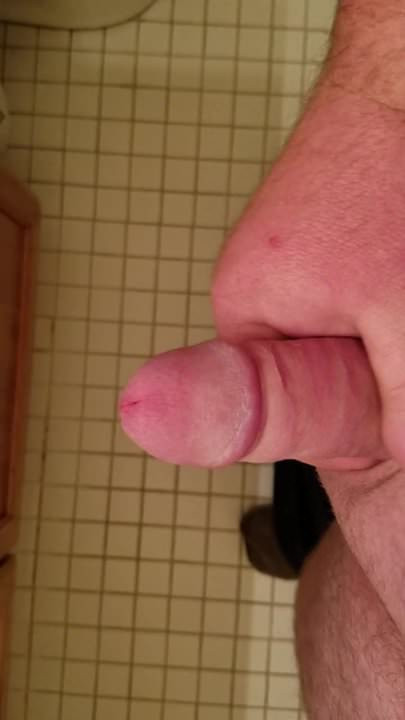 小さなチンポを撫でる