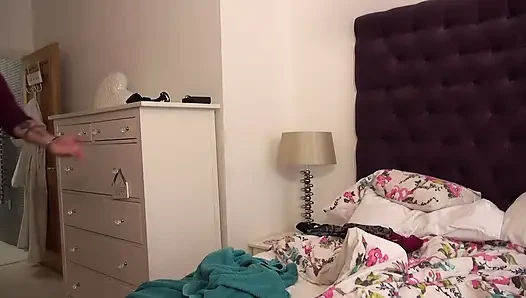 Zenci üvey kız üvey babası tarafından cezalandırılıyor ve sikiliyor