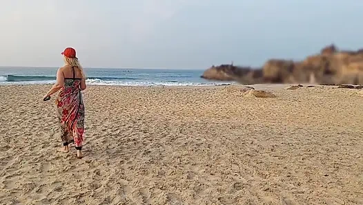 Olgun Sarışın Eş Çorapla Seksin Tadını Çıkarıyor