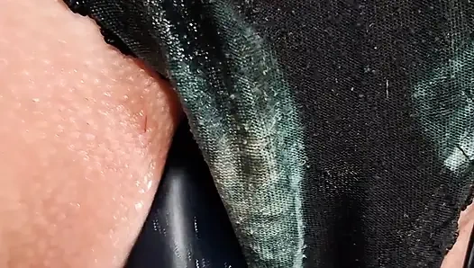 Играет с ее клитором