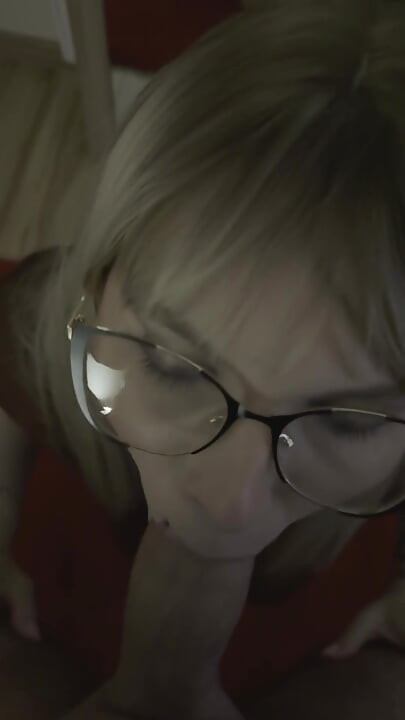 Фитнес-девушка отсасывает тренеру, который кончает в ее задницу