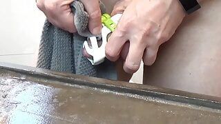 Oude clip uit 2017: kuisheidskooi schoonmaken