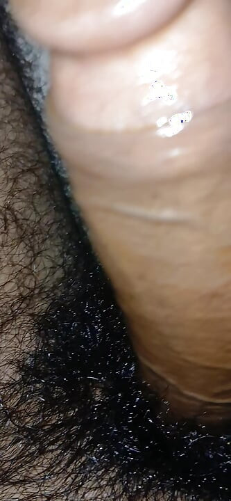 젖을 젖게 하는 긴 자지