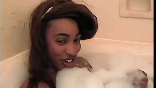 Gadis kulit hitam bertubuh kurus dientot sama pria di mullet