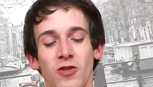 Biseksual di rumah teman