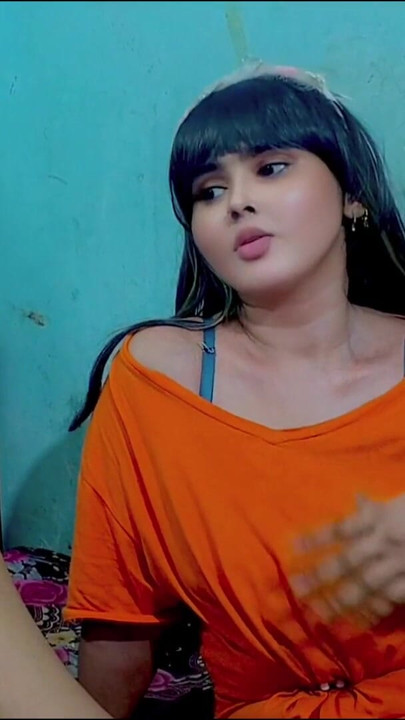 Indian Bengali Sadia Bhabhi suddenly saw it and brought it | Clip 1