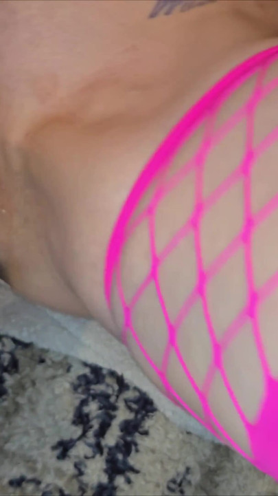 Spektakulärt ögonblick från "Smutsig prata mager milf bultade av maskin tills hon sprutar flera gånger"