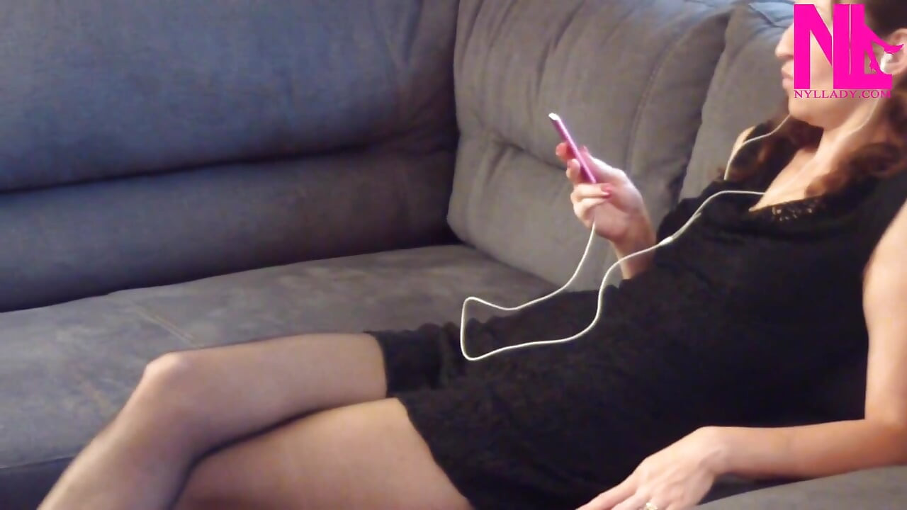 Ipod'umu dinleyen 12 cm topuklu pompalarla sarkıyorum