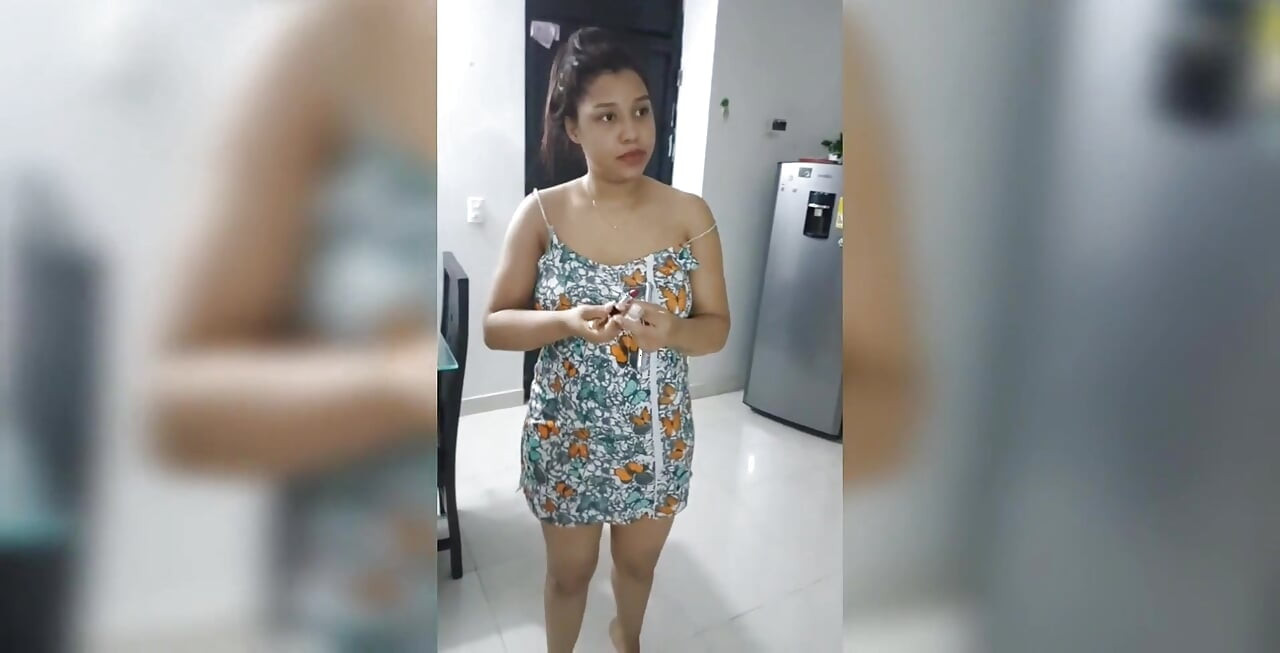 Eu peguei um kit para fazer suas unhas para minha meia-irmã e ela é muito feliz, mas eu disse a ela para me pagar por isso me fazendo um vídeo pornô