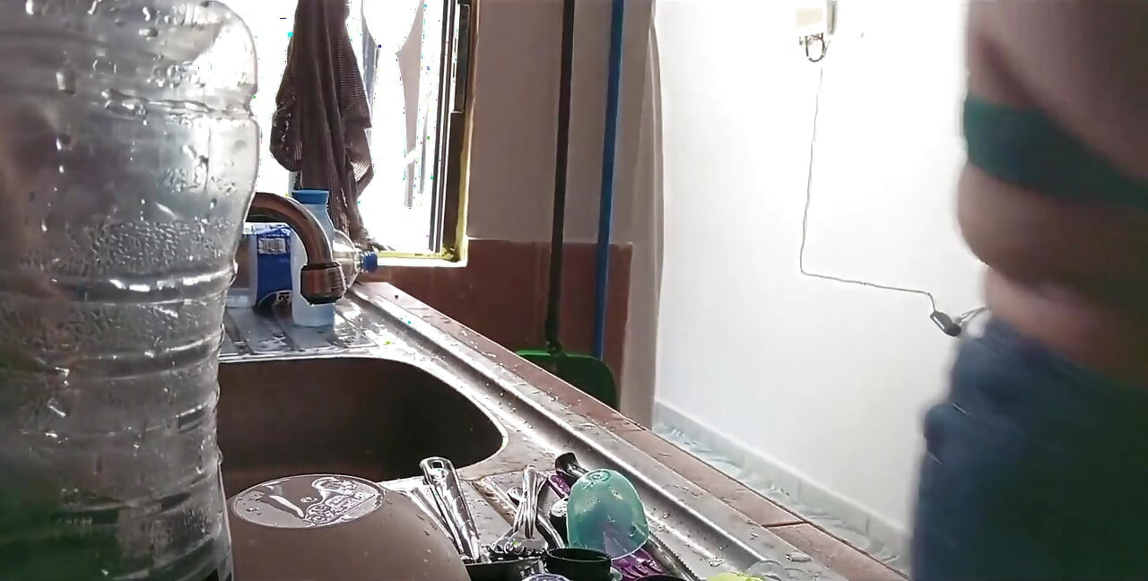 Une belle-mère se filme dans la cuisine et montre ses seins