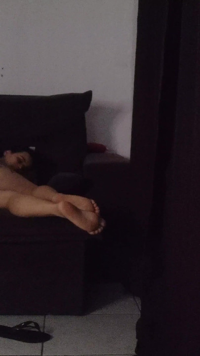 Kiefer-fallender moment von "stiefmutter teilt sofa mit stiefsohn"
