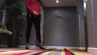 Кроссдрессер мастурбирует в коридоре отеля