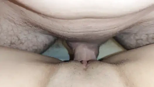 Sert ve güzel amcık biz boşalana kadar oynuyor ve sikişiyor