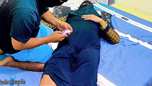 Gadis berhijab menunjukkan memeknya tetapi saudara tiri memilih lubang yang salah.