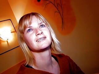 Geweldig uitziende Duitse dame vindt het heerlijk om warm sperma op haar tieten te ontvangen