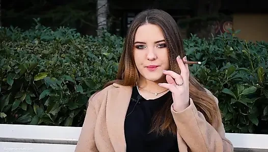 Rus kız öğle tatilini sigara içerek geçiriyor