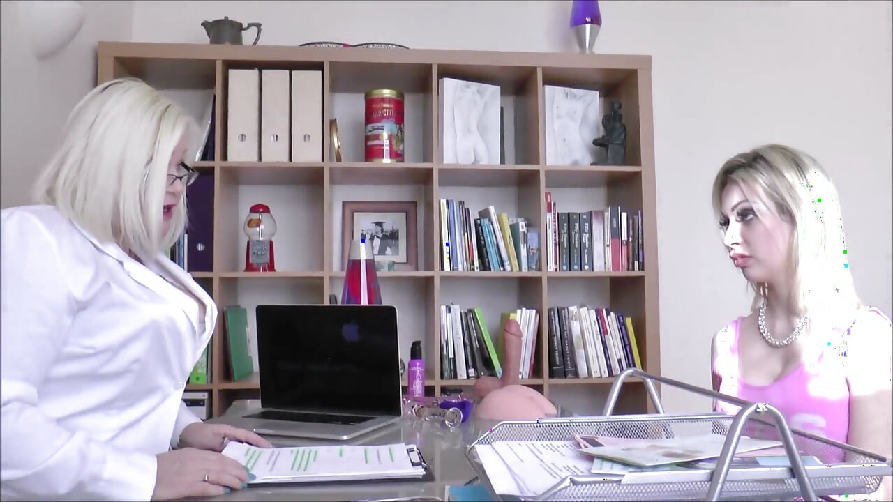 Thư ký Lacey Starr thích làm hài lòng khách hàng bằng các hoạt động lesbian