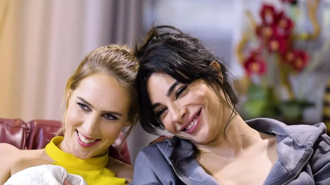 Busty trans arkadaşımın aletinin her yerine fışkırttım!