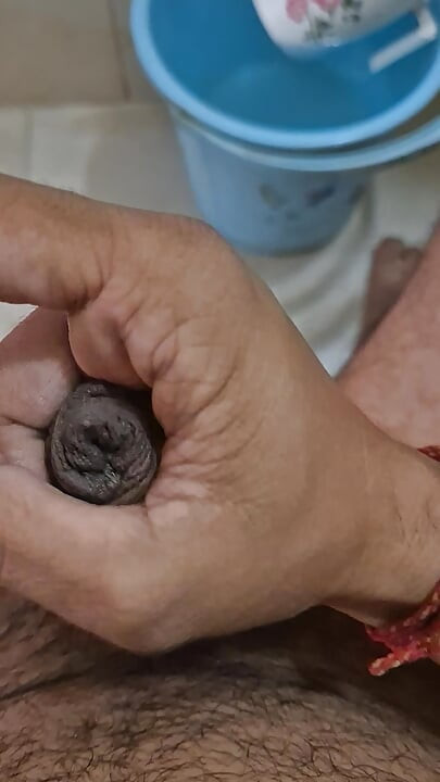 Desnudo body flex en cuarto de baño masturbarse en cuarto de baño y masterbation con rápidos masturbaciones muy rápidos y semen en el baño antes de la ducha