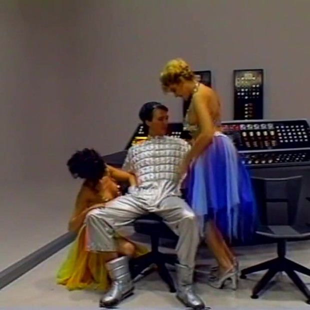 Menjilat pepek bertiga menghisap zakar besar, kongkek pepek