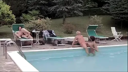 Kuartet di kolam renang