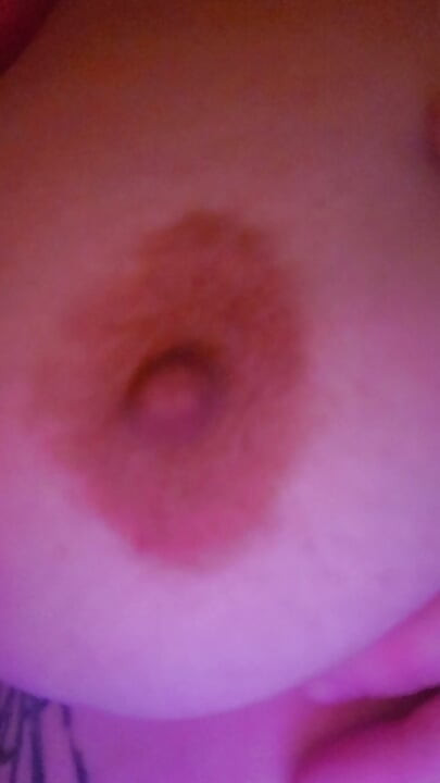 Seins blancs laiteux.
