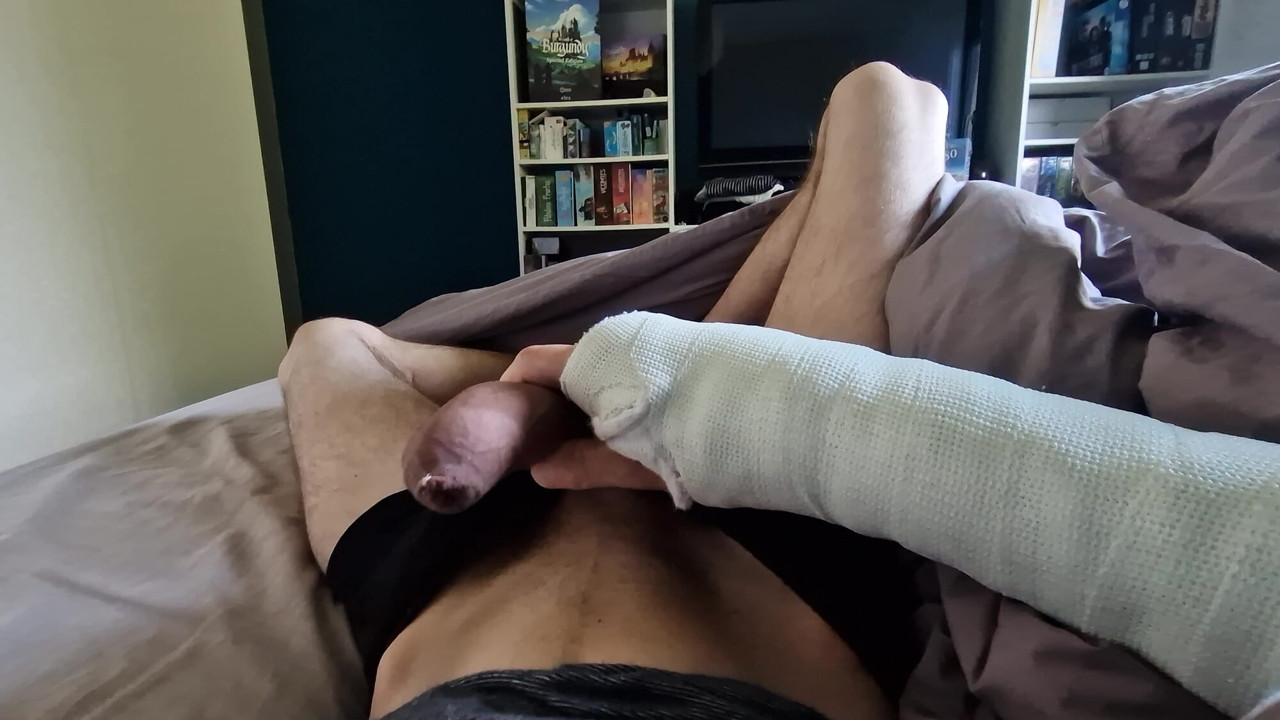 Masturbation with a long arm cast - cast fetish - bras dans le platre