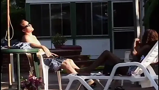 Молодая чернокожая с маленькими сиськами получает белый член, шпилю у бассейна