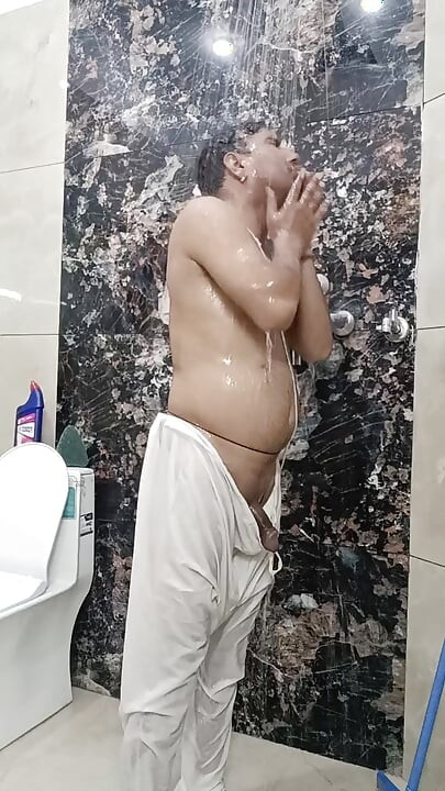 Indiano homem gosta de banho e show de masterização com vizinho