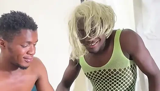 Гей-шлюшку трахнули в чулках-сеточках