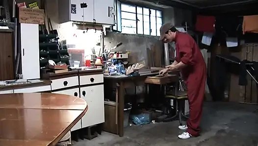 Heiße MILF Mit Dicken Titten Nimmt Den Großen Schwanz Des Zimmermanns