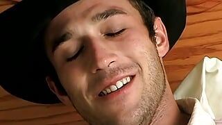 Gran fumador vaquero Cody masturbándose su polla palpitante