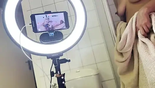 Trio fistfucking dengan milf pirang, latina panas dan pria tua