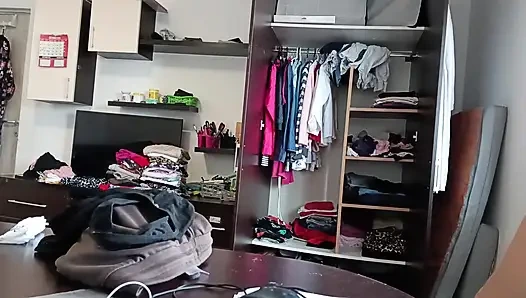 Wanita amatir bersenang-senang mencoba pakaian dan memotongnya