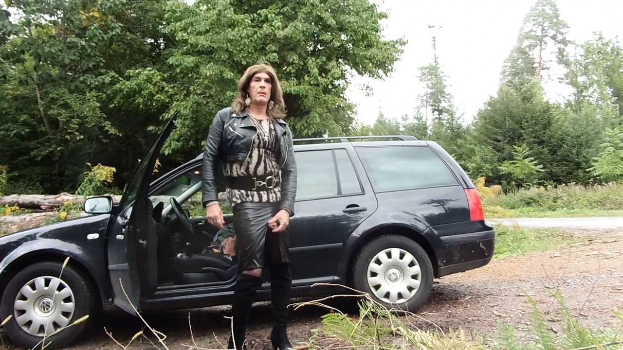 Tranny masturbating in the woods