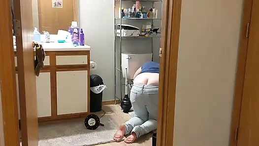 Female plumber's buttcrack