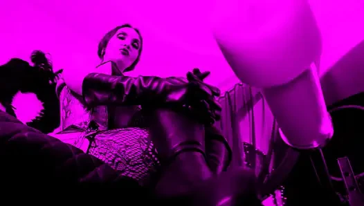 Eva lateks fetish tante seksi dengan sepatu bot bdsm lagi asik muasin pantat bahenolnya