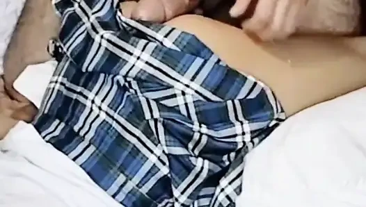 Taylandlı kız öğrenci yetişkinlerin annesinin evinde onu sikmesine izin veriyor.