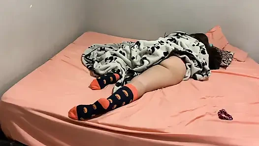 Üvey kız kardeşim odasında götünü gösteriyor ve beni mastürbasyon yaparken yakalıyor. Tepkisine bak!