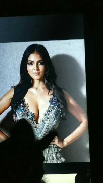 Sexy hot malavika mohanan cum upeti di payudara besar