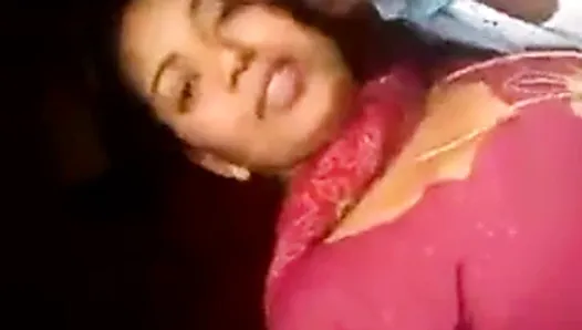 Desi aunty big boobs in car getting sucked