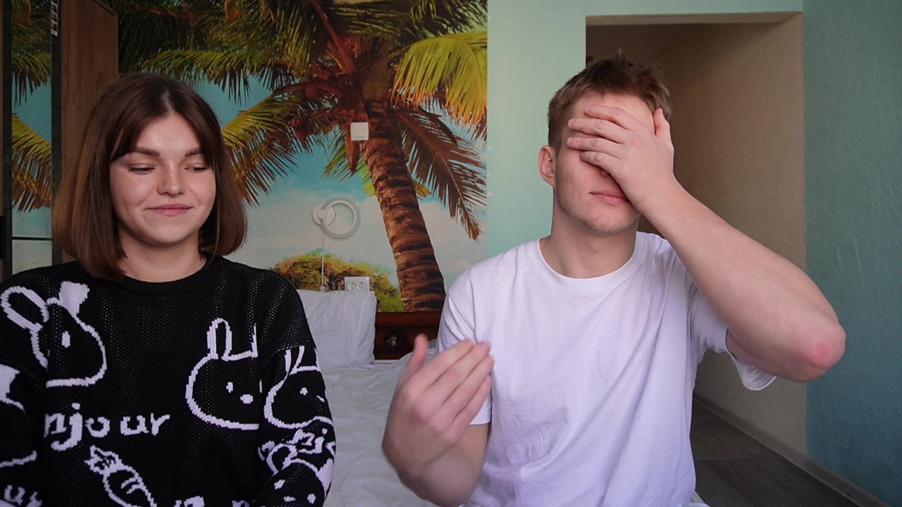 流行的在线游戏在视频博客期间变成继兄弟和继妹之间的性爱