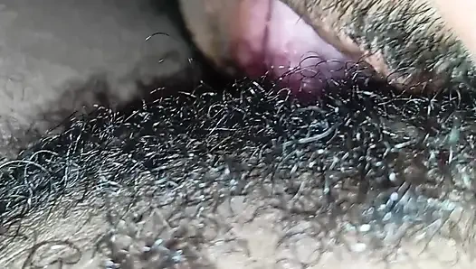 Yepyeni iri güzel kadın favela kulübesinde amını veriyor.