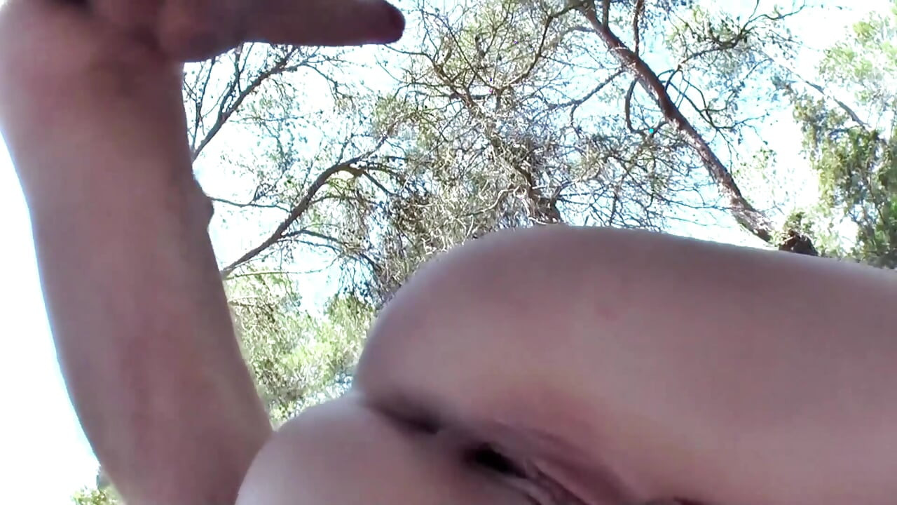 Obojena kosa mlada cura pokupljena s plaže za jebanje u šumi