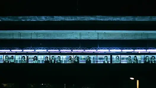 Cewek hot rambut pirang mengundang temannya untuk tengah malam.