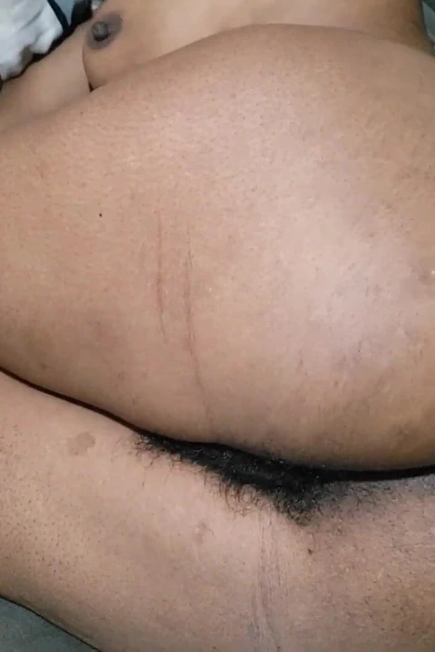 大屁股白人美女在阴户里使用她的性爱机器 5 分钟