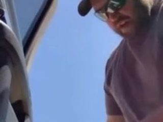 Hombre rompe una nuez fuera de su camión