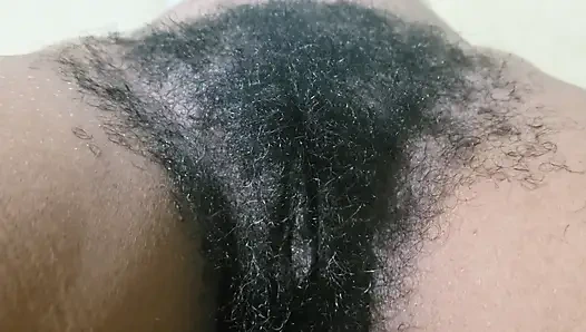 Tante seksi dengan memek berbulu dientot habis-habisan sama pria dewasa sampai mengerang keenakan