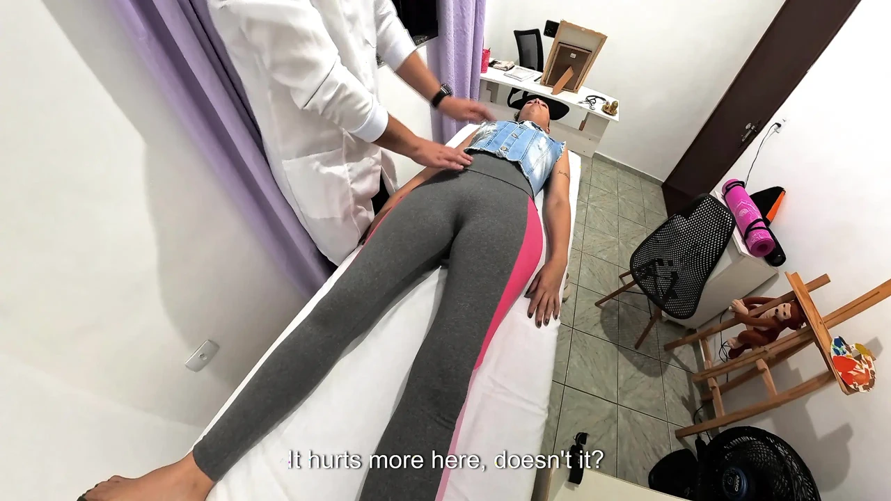 Bác sĩ chỉnh hình cởi bỏ quần áo của bệnh nhân và xuất tinh trên mặt của cô ấy.