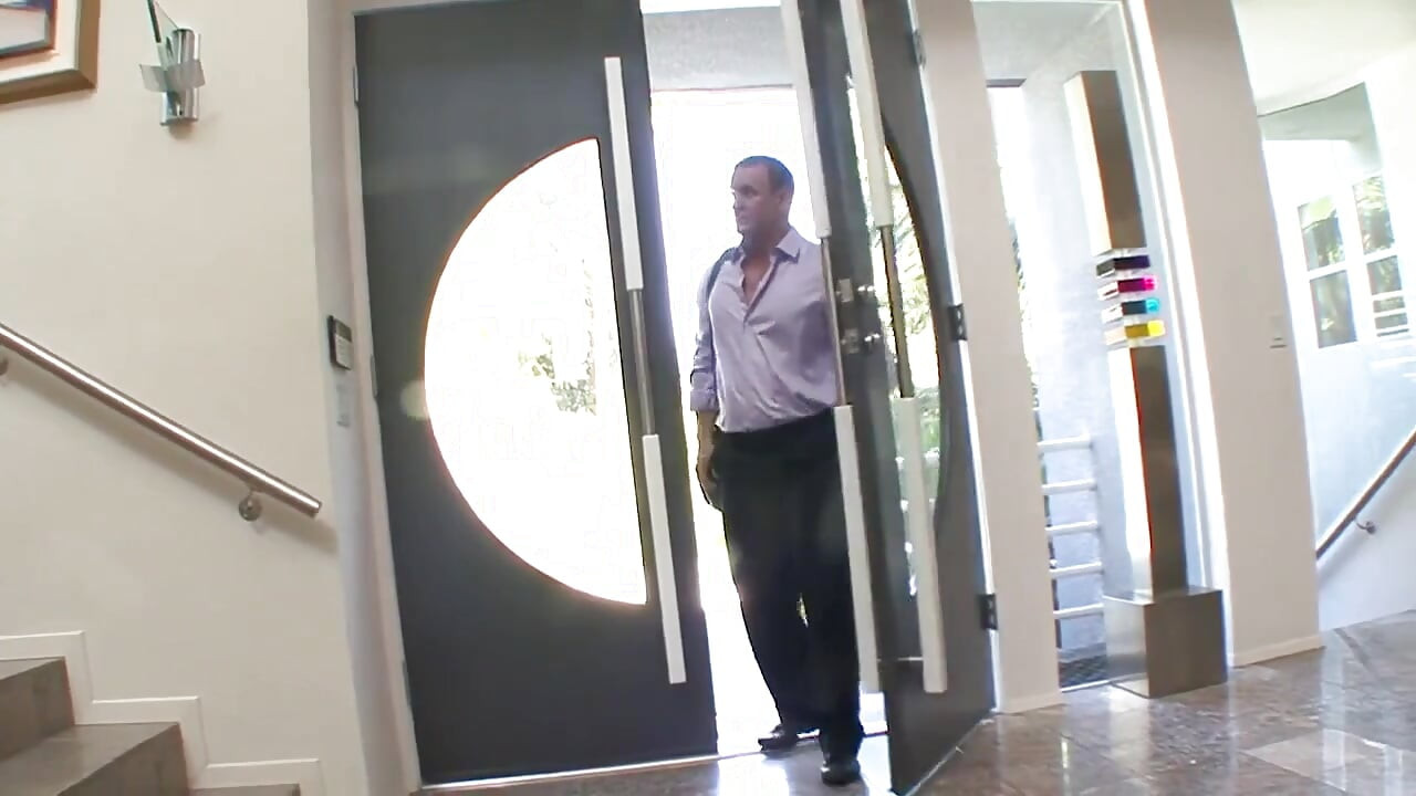 شانيل ذات بشرة سوداء جميلة تمص وتتناك من الديك للحصول على القذف الساخن